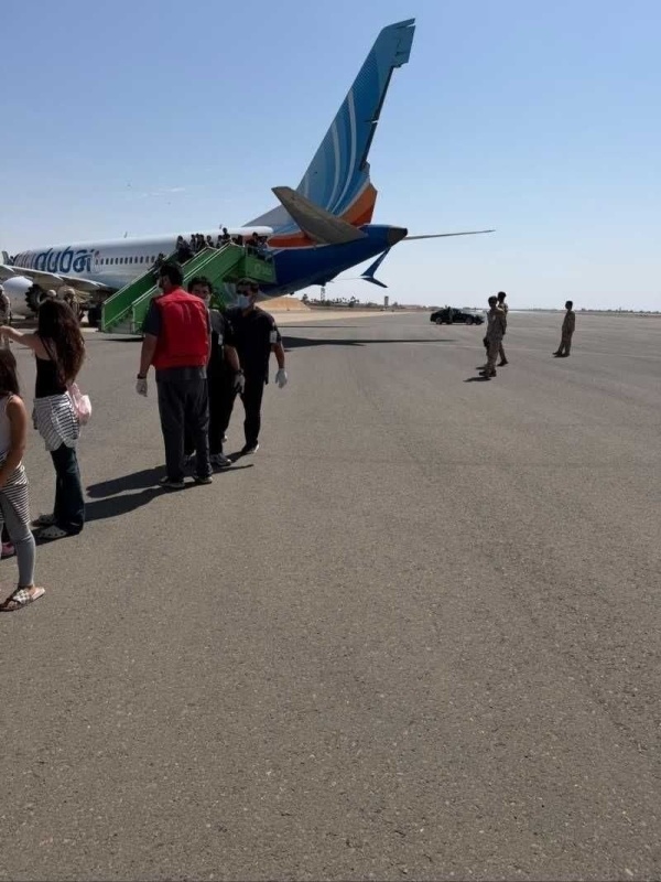 مشاهد ت ظهر هبوط وتضرر طائرة فلاي دبي التي كانت تقل إسرائيليين عقب هبوطها الاضطراري بمطار تبوك في السعودية