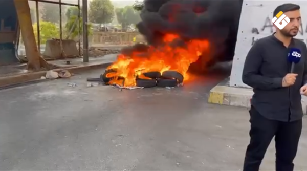 بالفيديو إشعال إطارات خلال اعتصام العسكريين المتقاعدين في رياض الصلح بالفيديو إشعال إطارات خلال اعتصام العسكريين المتقاعدين في رياض الصلح