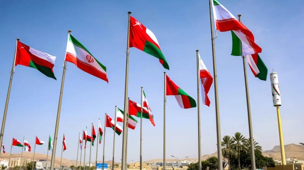 بيان ايراني عماني ناقشنا اطارا مرحليا يتضمن إنشاء ممر مؤقت مشترك عبر مضيق هرمز