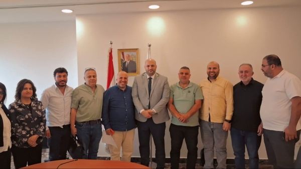 وفد من نقابة العاملين في المستشفيات الحكومية زار وزير الصحة وسلمه كتابا بمطالبه وفد من نقابة العاملين في المستشفيات الحكومية زار وزير الصحة وسلمه كتابا بمطالبه