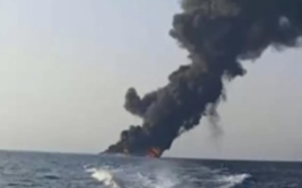مشاهد مصورة لتوقف ناقلتي نفط في غرب وشرق مضيق هرمز إثر وقوع حادث أثناء عبورهما من مسار غير مسموح به مشاهد مصورة لتوقف ناقلتي نفط في غرب وشرق مضيق هرمز إثر وقوع حادث أثناء عبورهما من مسار غير مسموح به