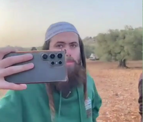 بالفيديو ستوطنون يمنعون مزارعين فلسطينيين من قطف الزيتون شرق رام الله