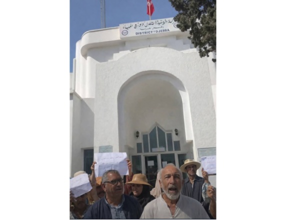 مدنين اهالي جربة اجيم يحتجون امام اقليم الصوناد بجربة ورئيسة الإقليم توضح