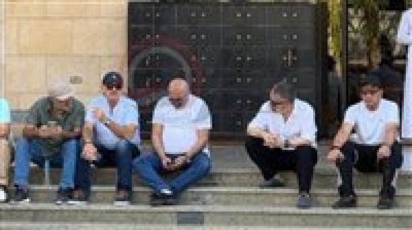 إسماعيل فرغلي الأبرز نجوم الفن في انتظار وصول جثمان محمد مرزبان بالأبيض إسماعيل فرغلي الأبرز نجوم الفن في انتظار وصول جثمان محمد مرزبان بالأبيض
