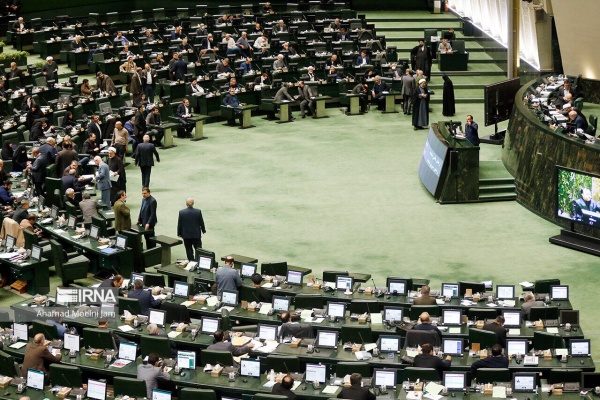 180 نائبا إيرانيا يدعون لإنهاء التفاهم مع واشنطن وإقرار قانون لإدارة مضيق هرمز