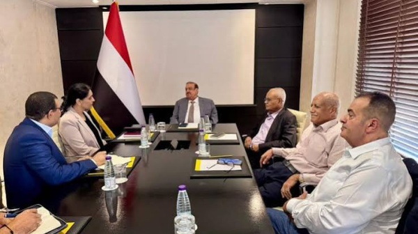 تلويح إماراتي بانقلاب ضد العليمي مع ترتيبات لتنصيب بديل عنه تلويح إماراتي بانقلاب ضد العليمي مع ترتيبات لتنصيب بديل عنه