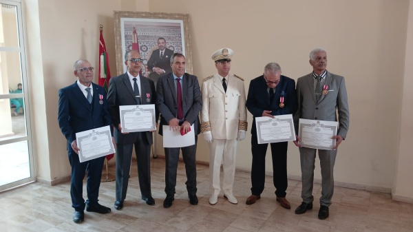 عامل إقليم النواصر يترأس مراسيم تحية العلم ويوشح أطر ا تربوية أحيلت على التقاعد اعتراف ا بعطائها المهني عامل إقليم النواصر يترأس مراسيم تحية العلم ويوشح أطر ا تربوية أحيلت على التقاعد اعتراف ا بعطائها المهني