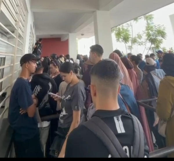 الاكتظاظ أمام شبابيك الوثائق بكلية العلوم القانونية والاقتصادية بالدار البيضاء يثير استياء الطلبة والمرتفقين الاكتظاظ أمام شبابيك الوثائق بكلية العلوم القانونية والاقتصادية بالدار البيضاء يثير استياء الطلبة والمرتفقين