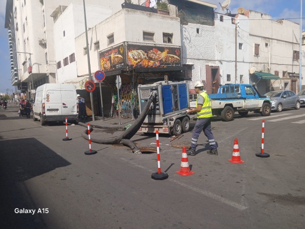 الشركة الجهوية متعددة الخدمات الدار الييضاء سطاتةوتعالج اختناق شبكة التطهير بقطع ولد عائشة بعد تسرب مياه الأمطار إلى المنازل
