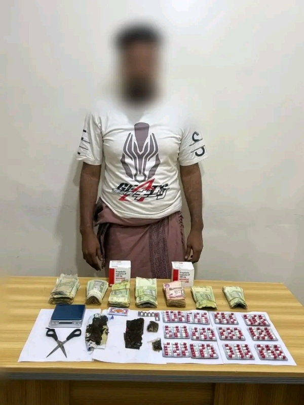 إدارة مكافحة المخدرات بعدن تلقي القبض على مروج مخدرات نوع حشيش وحبوب بريجبالين بمديرية المنصورة إدارة مكافحة المخدرات بعدن تلقي القبض على مروج مخدرات نوع حشيش وحبوب بريجبالين بمديرية المنصورة