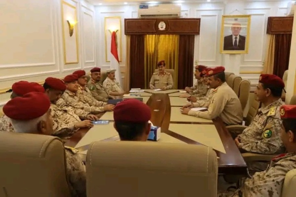 وزير الدفاع يعقد إجتماعا موسعا في عدن لمناقشة المستجدات الميدانية والعسكرية وزير الدفاع يعقد إجتماعا موسعا في عدن لمناقشة المستجدات الميدانية والعسكرية