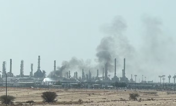 سحابة كبيرة من الدخان تتصاعد في منشأة تابعة لشركة أرامكو السعودية في الرياض