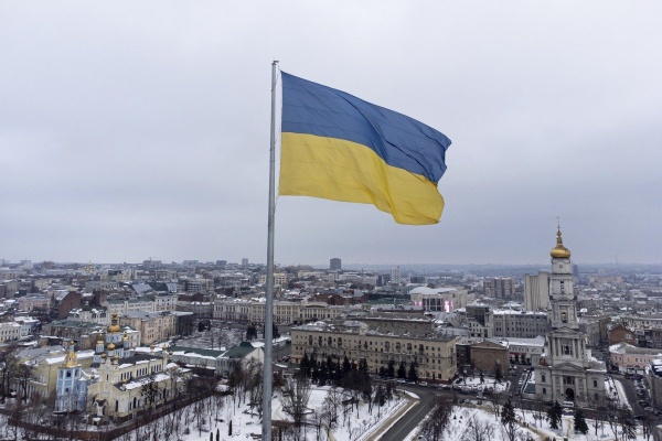 على خلفية فضائح قادة كبار أوكرانيا تمنع المسؤولين والنواب من السفر لقضاء إجازة