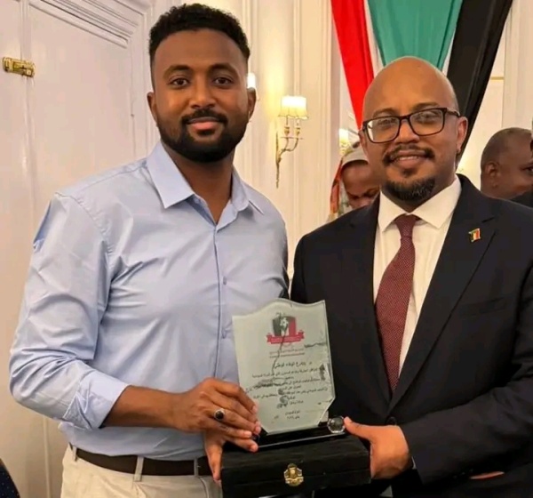 تجمع السودانيين بالخارج يكرم القنصل محمد أسامة بدرع الوفاء الوطني تجمع السودانيين بالخارج يكرم القنصل محمد أسامة بدرع الوفاء الوطني