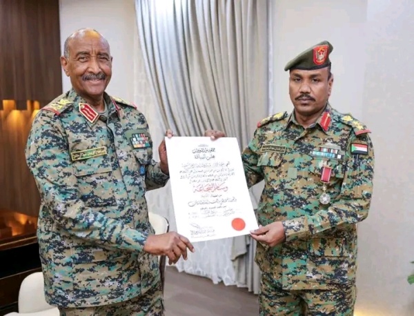 القائد العام للقوات المسلحة يمنح العقيد مدثر عثمان عبدالرحمن وسام الشجاعة من الطبقة الثانية القائد العام للقوات المسلحة يمنح العقيد مدثر عثمان عبدالرحمن وسام الشجاعة من الطبقة الثانية