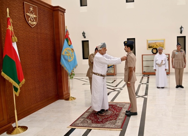 سمو السيد شهاب يقل د أجنحة الطيران لخريجي سلاح الجو السلطاني الع ماني سمو السيد شهاب يقل د أجنحة الطيران لخريجي سلاح الجو السلطاني الع ماني