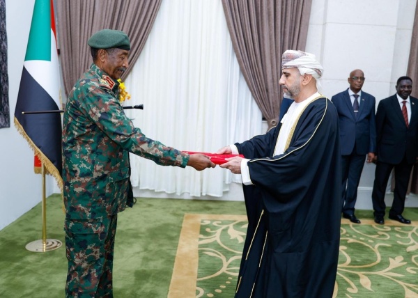 سلطنة ع مان يقد م أوراق اعتماده لرئيس مجلس السيادة الانتقالي السوداني سلطنة ع مان يقد م أوراق اعتماده لرئيس مجلس السيادة الانتقالي السوداني