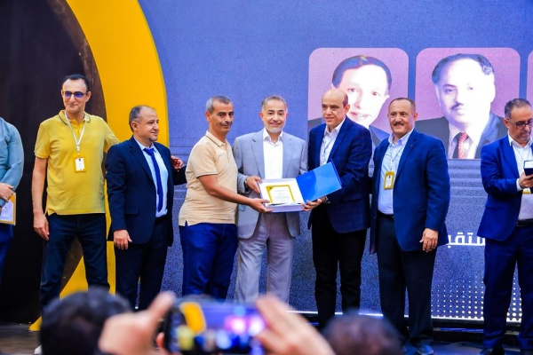 رئيس مجلس إدارة إقليم اليمن بمجموعة هائل سعيد أنعم وشركاه يلتقي العمال والكفاءات الشابة ويكر م قدامى الموظفين والشركات المتميزة رئيس مجلس إدارة إقليم اليمن بمجموعة هائل سعيد أنعم وشركاه يلتقي العمال والكفاءات الشابة ويكر م قدامى الموظفين والشركات المتميزة