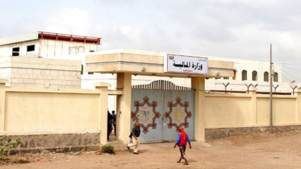 اليمن الحكومة تعلن صرف مرتبات شهر للمدنيين والعسكريين اليمن الحكومة تعلن صرف مرتبات شهر للمدنيين والعسكريين