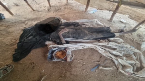 اليمن وفاة نازحة لحقت بزوجها جوعا ومرضا في مخيمات حجة وسط شح المساعدات اليمن وفاة نازحة لحقت بزوجها جوعا ومرضا في مخيمات حجة وسط شح المساعدات