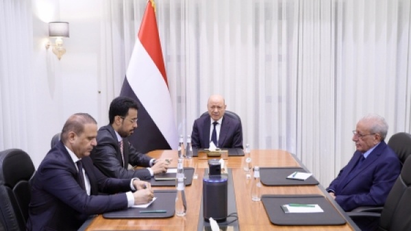 اليمن العليمي يبحث مع هيئة التشاور المصالحة تداعيات الخرق الجوي الإيراني والتصعيد الحوثي اليمن العليمي يبحث مع هيئة التشاور المصالحة تداعيات الخرق الجوي الإيراني والتصعيد الحوثي