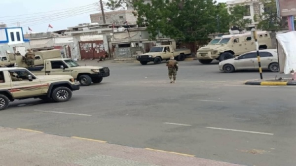 اليمن إيقاف قيادات أمنية وإحالتهم للتحقيق بعد إطلاق نار بمجمع حكومي في أبين اليمن إيقاف قيادات أمنية وإحالتهم للتحقيق بعد إطلاق نار بمجمع حكومي في أبين