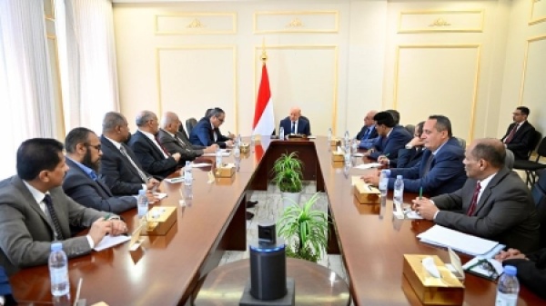 اليمن العليمي يرى في التحولات الإقليمية فرصة لإنهاء الانقلاب ويعتبر الأزمة امتدادا لنفوذ إيران