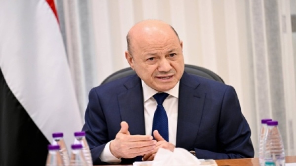 اليمن العليمي يعلن استهداف مدرج مطار صنعاء ويؤكد منع أي طائرة من انتهاك الأجواء اليمنية مستقبل ا