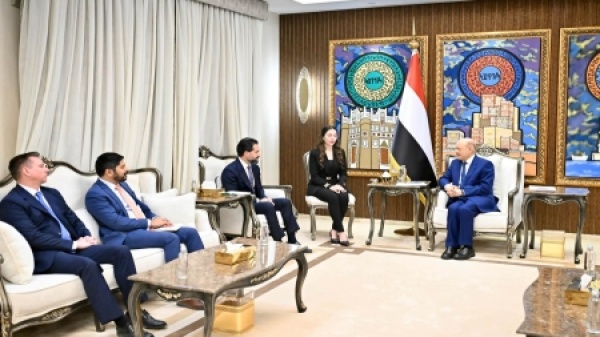 اليمن العليمي يؤكد التزام بلاده بحماية سيادتها الجوية ويجدد نفي حصار مطار صنعاء اليمن العليمي يؤكد التزام بلاده بحماية سيادتها الجوية ويجدد نفي حصار مطار صنعاء