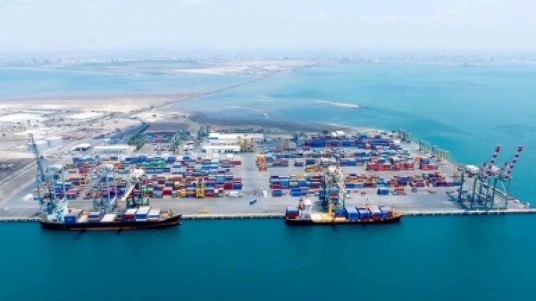 اليمن وزير النقل يوجه الخطوط الملاحية بنقل حاويات التجار اليمنيين العالقة إلى ميناء عدن اليمن وزير النقل يوجه الخطوط الملاحية بنقل حاويات التجار اليمنيين العالقة إلى ميناء عدن