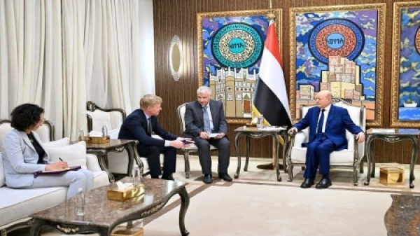 اليمن العليمي يبلغ المبعوث الأممي برفض الابتزاز الحوثي ويتمسك بسلطات الدولة الحصرية اليمن العليمي يبلغ المبعوث الأممي برفض الابتزاز الحوثي ويتمسك بسلطات الدولة الحصرية