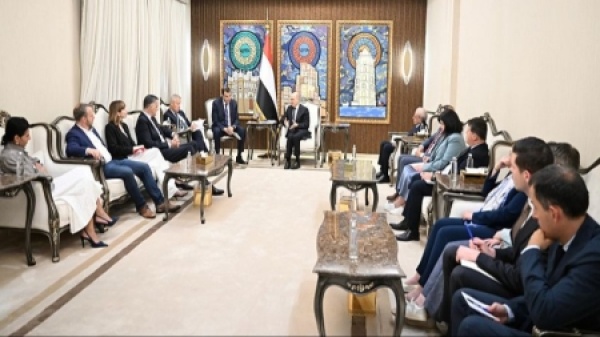 اليمن العليمي يبلغ وفدا أوروبيا بفرض معادلة ردع لمواجهة التصعيد الحوثي اليمن العليمي يبلغ وفدا أوروبيا بفرض معادلة ردع لمواجهة التصعيد الحوثي