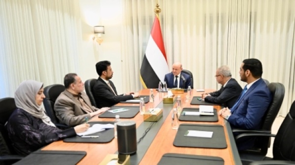 اليمن العليمي يؤكد انتهاء نهج الابتزاز والتهديد ومصادرة قرار الحرب والسلم اليمن العليمي يؤكد انتهاء نهج الابتزاز والتهديد ومصادرة قرار الحرب والسلم
