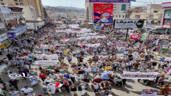 اليمن مسيرة جماهيرية حاشدة في تعز تطالب بفك الحصار واستكمال التحرير اليمن مسيرة جماهيرية حاشدة في تعز تطالب بفك الحصار واستكمال التحرير