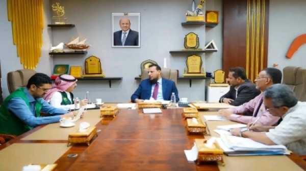 اليمن محافظ عدن والبرنامج السعودي يبحثان تنفيذ مشاريع خدمية وتأهيل 620 منزلا