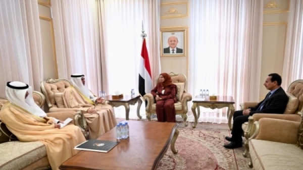 اليمن وزيرة الخارجية تبحث مع سفير الكويت تعزيز التعاون وتؤكد تضامن الحكومة مع الكويت إزاء الهجمات الإيرانية اليمن وزيرة الخارجية تبحث مع سفير الكويت تعزيز التعاون وتؤكد تضامن الحكومة مع الكويت إزاء الهجمات الإيرانية