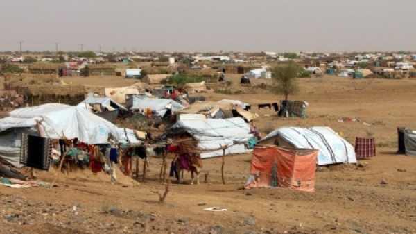 اليمن مقتل شخصين بينهما طفلة وإصابة اثنين بانفجار قنبلة داخل مخيم للنازحين في حجة
