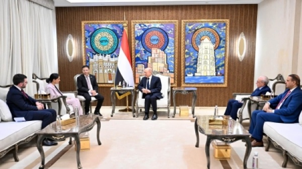 اليمن العليمي يعلن بدء مرحلة استعادة المبادرة ويؤكد أن أمن البحر الأحمر يبدأ من البر اليمن العليمي يعلن بدء مرحلة استعادة المبادرة ويؤكد أن أمن البحر الأحمر يبدأ من البر