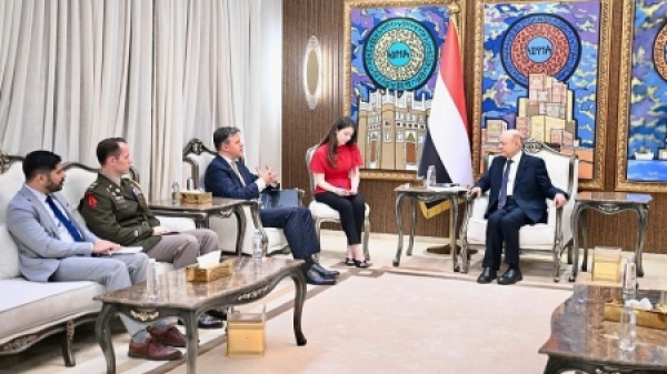 اليمن العليمي يعتبر قصف ميناء المخا حربا ممنهجة على الاقتصاد ويطالب بإنهاء التهديد الحوثي