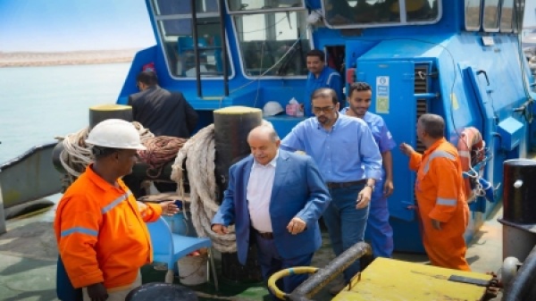 اليمن الخنبشي يتفقد ميناء الضبة النفطي ويشدد على تعزيز حمايته ورفع جاهزيته اليمن الخنبشي يتفقد ميناء الضبة النفطي ويشدد على تعزيز حمايته ورفع جاهزيته