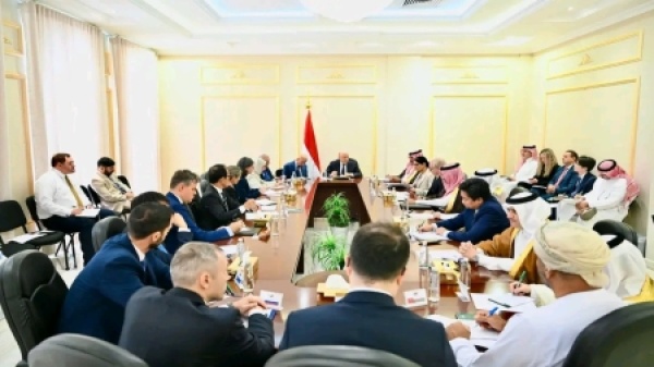 اليمن العليمي يعلن انتهاء مرحلة الاعتداء بلا كلفة ويطالب بوقف المساواة بين الدولة والحوثيين اليمن العليمي يعلن انتهاء مرحلة الاعتداء بلا كلفة ويطالب بوقف المساواة بين الدولة والحوثيين