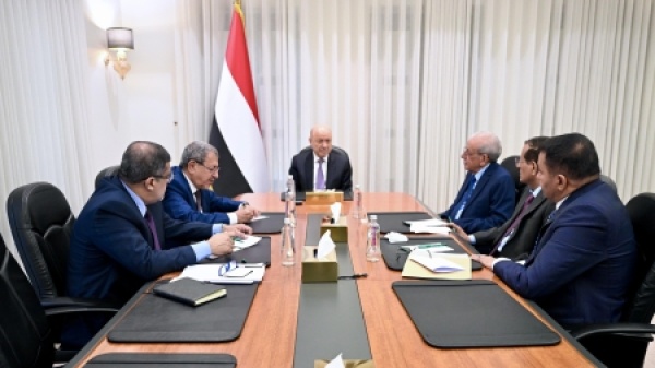 اليمن العليمي يوجه القضاء بتوثيق جرائم الحوثيين وملاحقة شبكات الإرهاب والتهريب