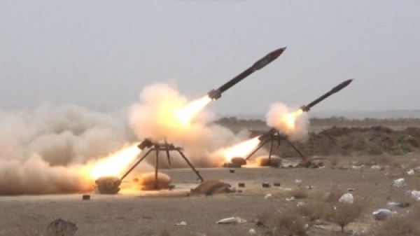 اليمن القوات الحكومية تقول ان الحوثيين أطلقوا 36 صاروخا باليستيا و42 مسي رة على الساحل الغربي