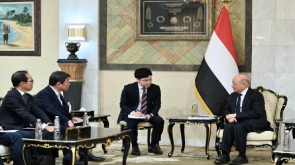 اليمن العليمي يبحث مع وزير الخارجية الياباني التعاون البحري والدعم الاقتصادي