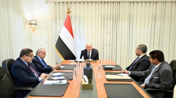 اليمن العليمي يقر تدابير حازمة لمكافحة التهريب وتجفيف منابع تمويل الحوثيين اليمن العليمي يقر تدابير حازمة لمكافحة التهريب وتجفيف منابع تمويل الحوثيين
