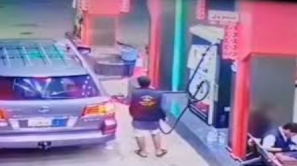 اليمن وفاة عامل محطة وقود بعد تشب ثه بسيارة سائق فر دون سداد قيمة الوقود في صنعاء اليمن وفاة عامل محطة وقود بعد تشب ثه بسيارة سائق فر دون سداد قيمة الوقود في صنعاء