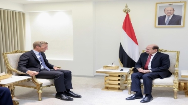 اليمن الزنداني يستقبل مسؤولا أمميا ويبحث أثر الهجمات البحرية على الأمن الغذائي اليمن الزنداني يستقبل مسؤولا أمميا ويبحث أثر الهجمات البحرية على الأمن الغذائي