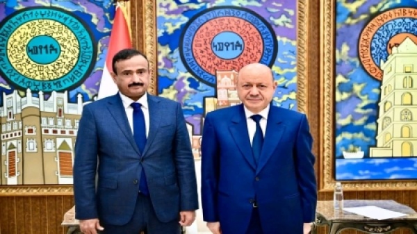 اليمن الرئيس العليمي يبحث الأوضاع الخدمية والجاهزية العسكرية مع محافظ شبوة