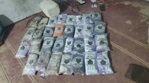 اليمن خفر السواحل بحضرموت تضبط 37 كيلوغرام من الحشيش داخل سيارة متجهة إلى عدن اليمن خفر السواحل بحضرموت تضبط 37 كيلوغرام من الحشيش داخل سيارة متجهة إلى عدن