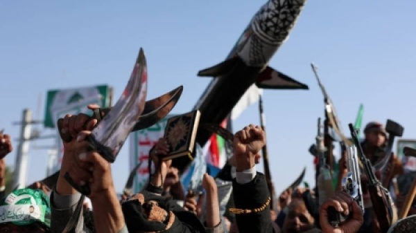 اليمن تصاعد القتال على عدة جبهات وسط تحركات للقوات الحكومية وهجمات حوثية على السعودية